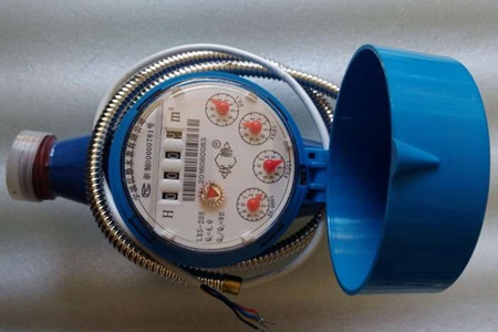 無線遠傳水表是如何進行數(shù)據(jù)采集傳輸?shù)模?/></p><p>　　當水流入水表后，會沿著葉輪盒底部進水孔進入到計量機構，水流會推動葉輪旋轉(zhuǎn)，然后由葉輪盒上部出水孔的位置流出，正常情況下，葉輪轉(zhuǎn)速和水的流量是成正比的，葉輪轉(zhuǎn)動的時候，就能夠通過齒輪傳遞給指示機構，并記錄出流經(jīng)水表的水總量。記錄的用水量數(shù)據(jù)會通過無線網(wǎng)絡技術和后臺數(shù)據(jù)管理中心聯(lián)通，來實現(xiàn)遠程抄表、網(wǎng)絡充值、遠程控制和故障檢測。</p><p>　　<strong>水表的數(shù)據(jù)如何采集傳輸?</strong></p><p>　　水表是通過給計量基表安裝加傳發(fā)訊模塊，這樣就后臺就能夠接收無線抄表主機發(fā)出的抄表指令，由無線通訊模塊能夠?qū)⑺砩厦娴挠盟?/p><p>　　數(shù)據(jù)上傳到服務器，以便供水公司進行抄表和計算水費。</p><p>　　無線遠程水表的安裝是非常簡單容易的，其中，一根總線可以連接同一幢樓內(nèi)全部住戶的水表，可以大大節(jié)省施工費用。其中數(shù)據(jù)采集器不參與底層數(shù)據(jù)的采集，僅僅作為通訊功能使用，計量不受外界影響。</p><p style=